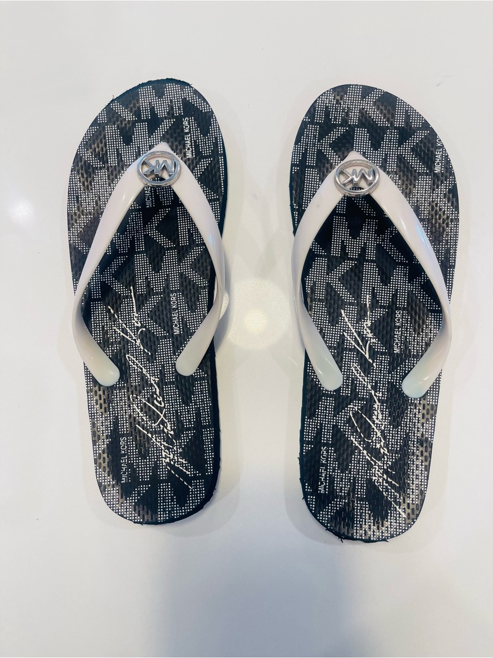 Michael Kors Black Logo Flip size 10